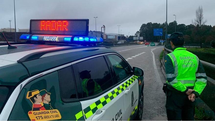 Circula a 185 km/h con una furgoneta por la AP-9 y acaba investigado por la Guardia Civil