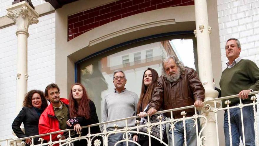 Por la derecha, Merediz, Marrot, Beatriz Canteli, Monteserín, Paula Mata, Carlos Alba y Nieves Fernández, ayer.