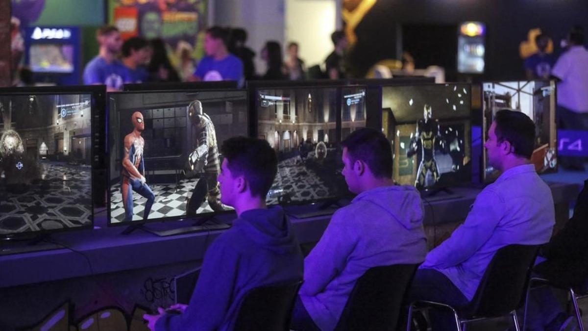 Varias personas prueban un videojuego en en la Barcelona Games World.