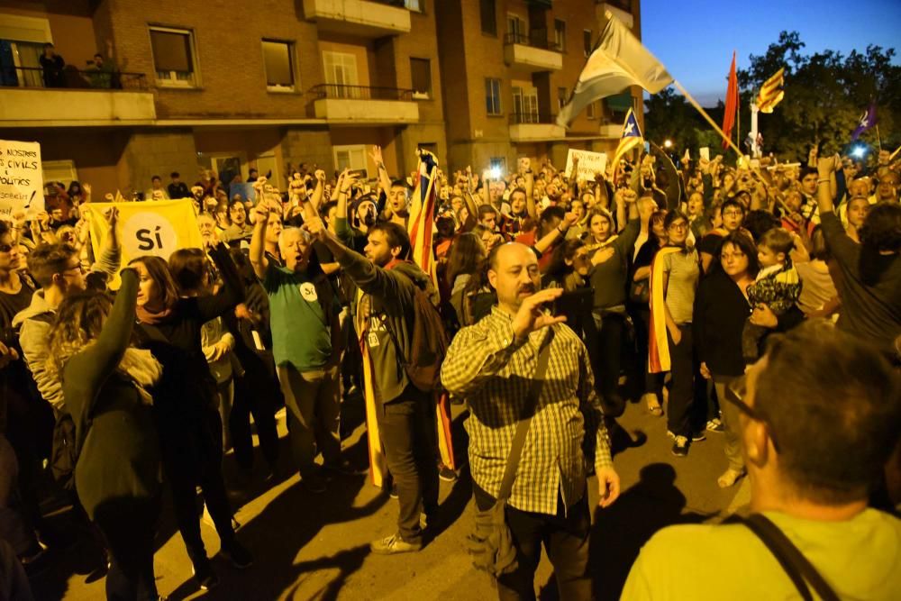 Imatges de la manifestació, ja davant la Guàrdia Civil.