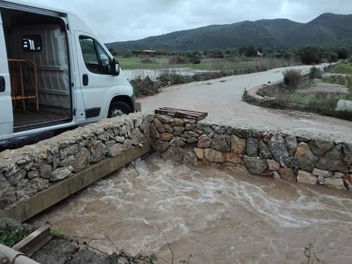 Cortada la carretera de Cala Mesquida por el desbordamiento de un torrente