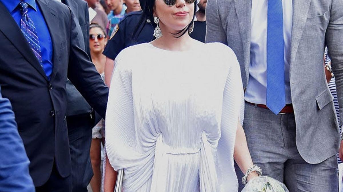 ¡Lady Gaga mira vestidos de novia!