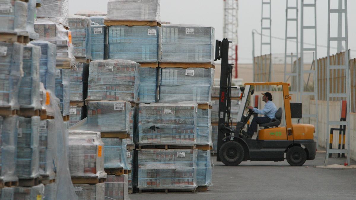 Imagen de archivo del proceso de carga de productos cerámicos, listos para su transporte y distribución.