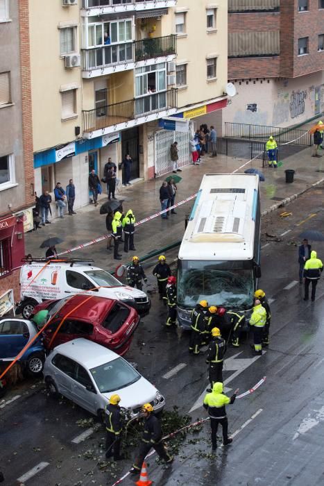 Un autobús arrolla varios coches en Málaga ...