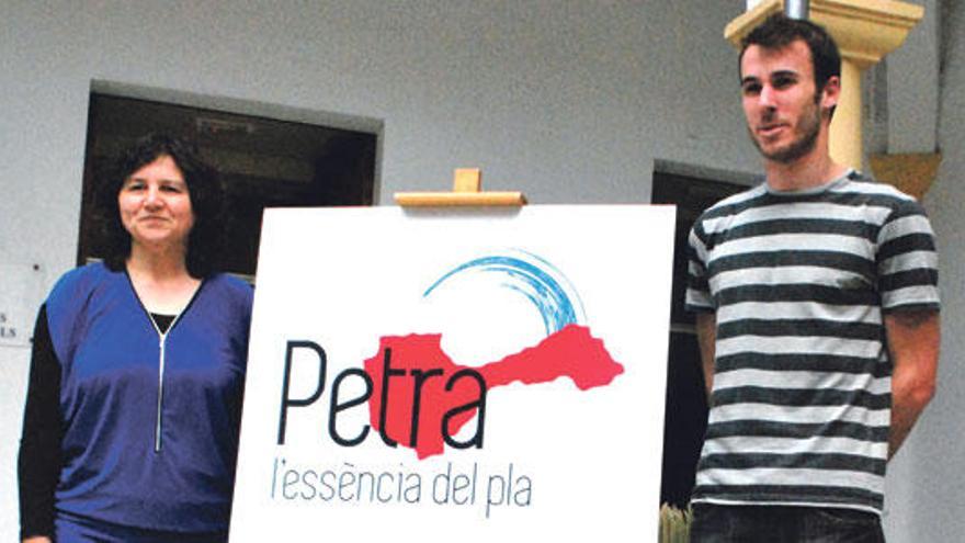 La alcaldesa de Petra, Catalina Mas y el diseñador del nuevo logo, Biel Serralta.