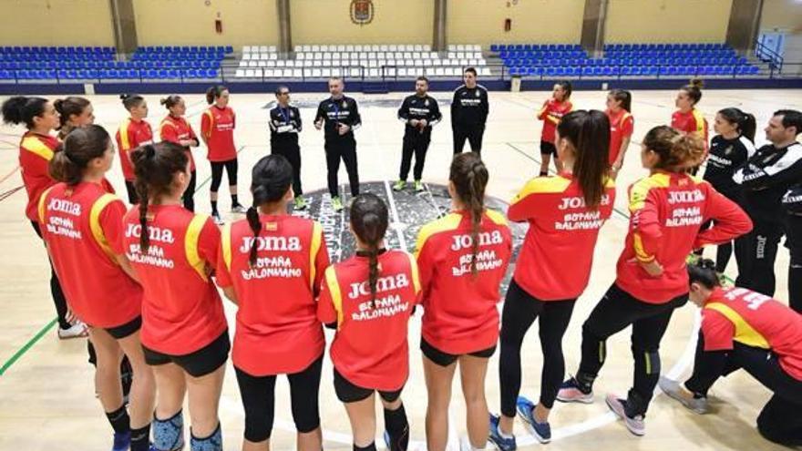 La selección española femenina de balonmano escucha ayer en el Pitiu Rochel de Alicante las instrucciones del técnico Carlos Viver.