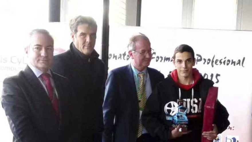 El estudiante zamorano recoge su premio.
