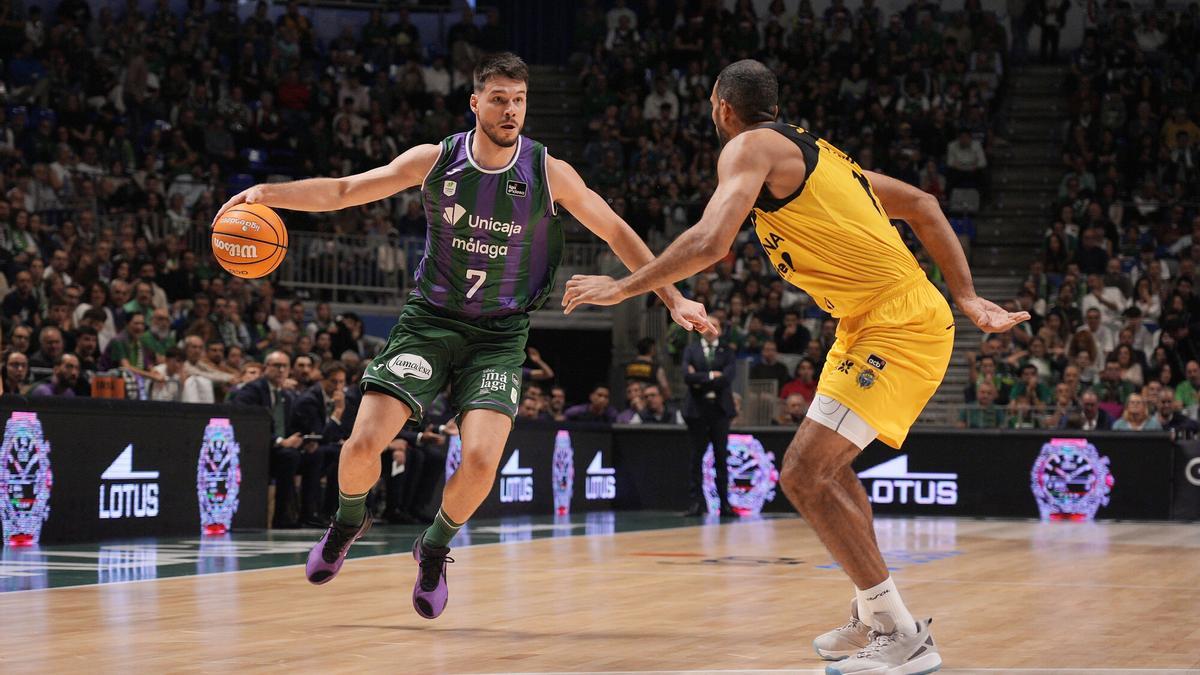 Barreiro y Thomas Scrubb, en el partido en el Carpena.