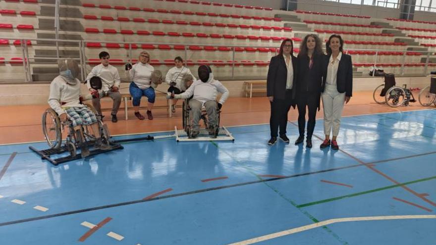 Mireya, Laura y Beatriz , las tres nuevas árbitras, en un entrenamiento de la Sala Robera d’Armes de Benetússer. | L-EMV