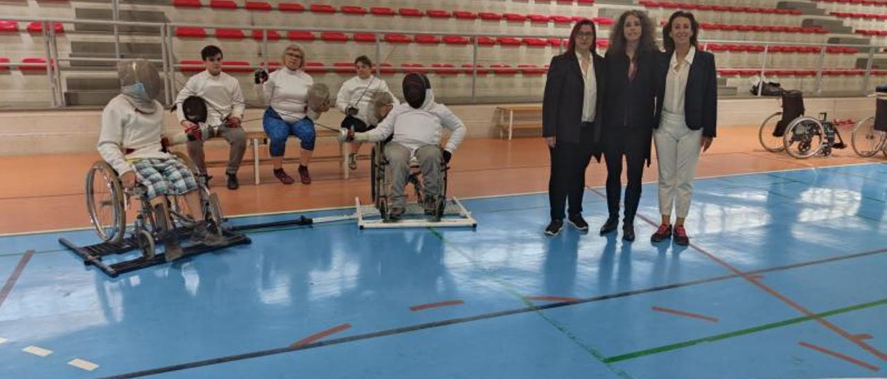 Mireya, Laura y Beatriz , las tres nuevas árbitras, en un entrenamiento de la Sala Robera d’Armes de Benetússer. | L-EMV