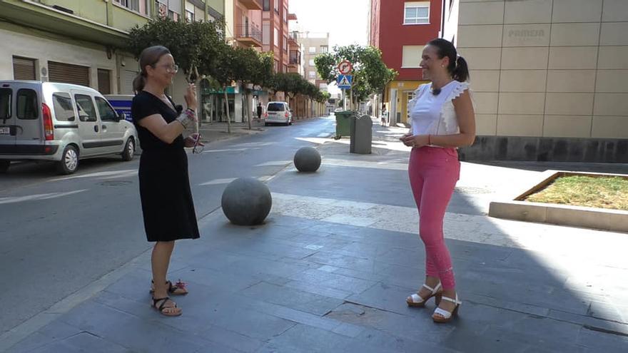 La alcaldesa de Almassora, Merche Galí (d), durante la charla con Loles García.