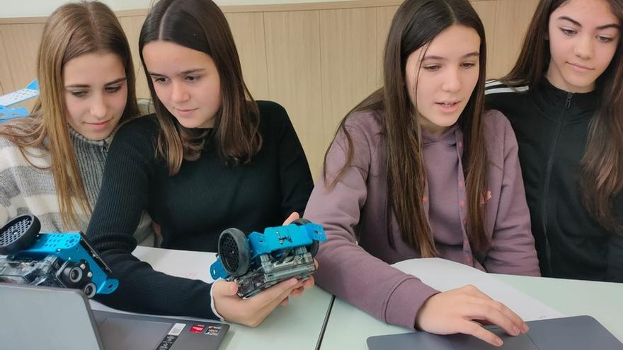 Alumnes de les Escolàpies Figueres aprenen robòtica.