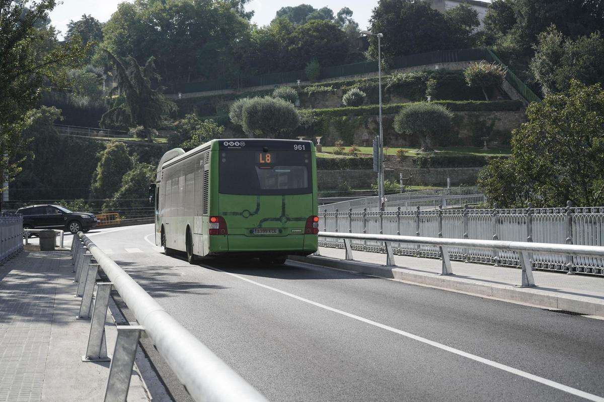 Un bus urbà fotografiat al pont de Sant Francesc