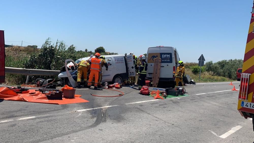 Los bomberos rescatan a un conductor con las piernas fracturadas tras un accidente en Dolores