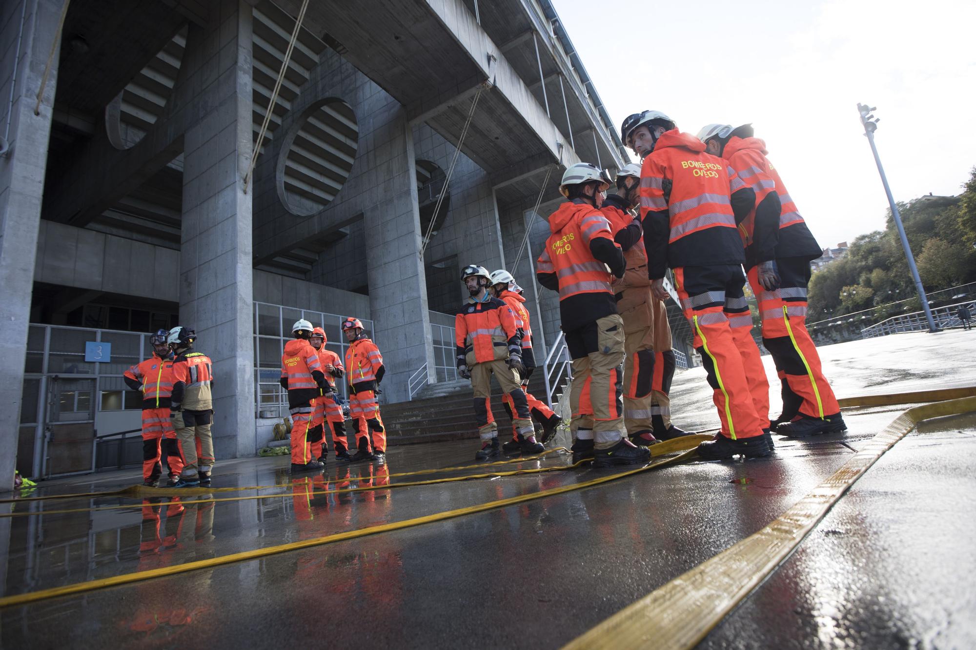 Así fue la espectacular práctica de los bomberos de Oviedo en el Tartiere