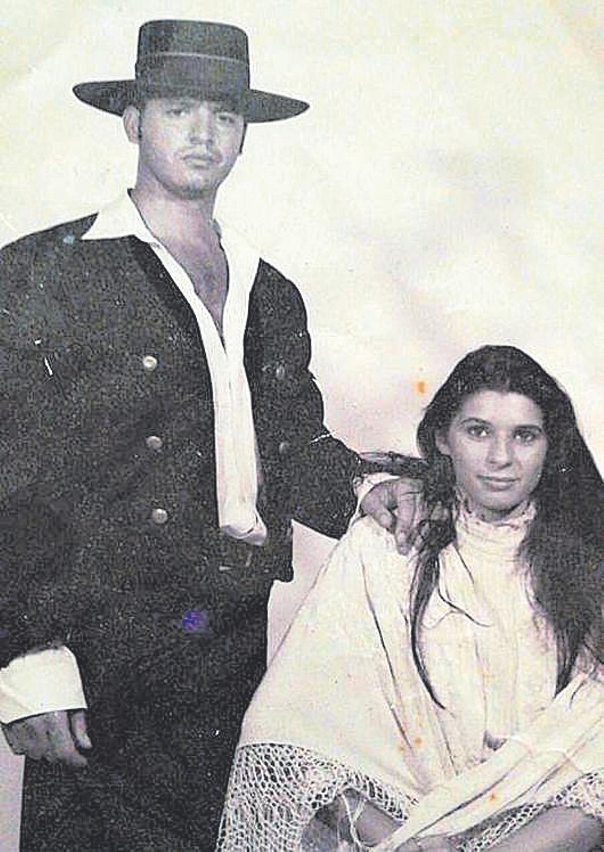 Una foto de feria, donde se conocieron Marcos Santiago y su señora.
