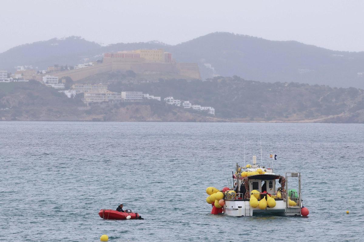 Trabajos de limpieza en la Xanga y Platja d’en Bossa de los restos del yate incendiado en Ibiza