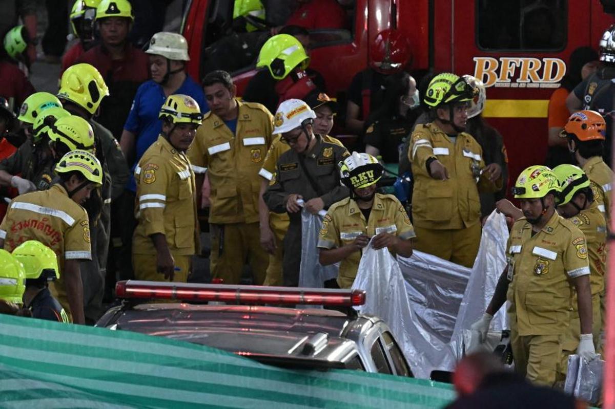 Imágenes del accidente entre un tren y un autobús en Bangkok, que ha dejado al menos ocho muertos y 25 heridos después de que el vehículo se incendiara tras el impacto.