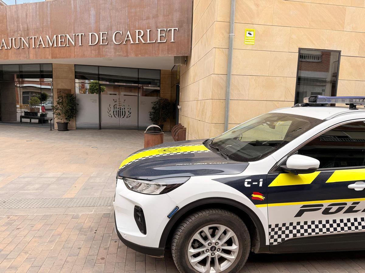 Imagen de archivo de un coche patrulla de la Policía Local de Carlet.
