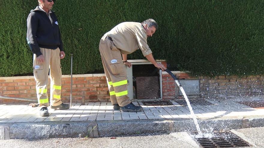 Operarios de Emasa limpiando la red de suministro de agua.