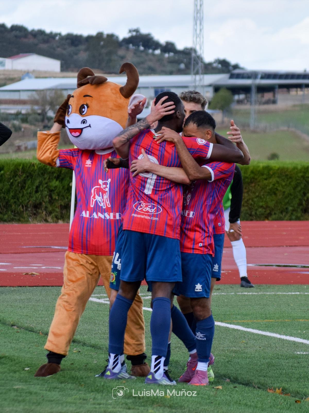Jugadores del Cabeza del Buey celebran un gol.