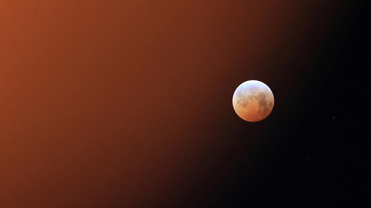 La luna se tiñe de rojo: así ha sido el eclipse total de luna | FOTOS
