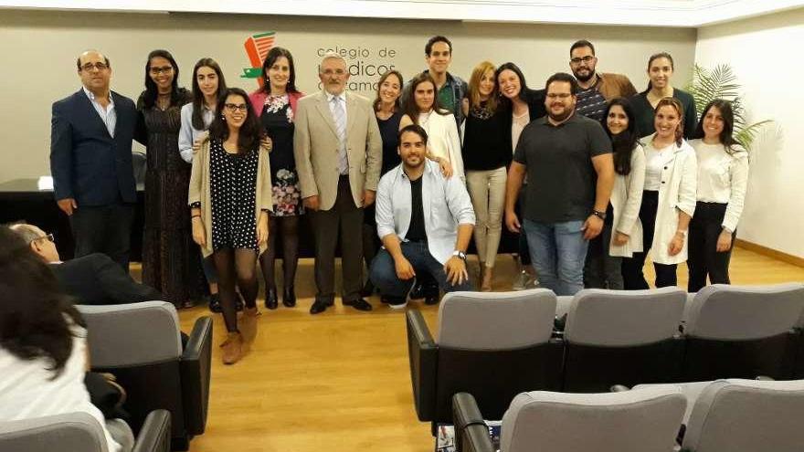 Foto de familia de los nuevos MIR con los responsables del Colegio de Médicos de Zamora.