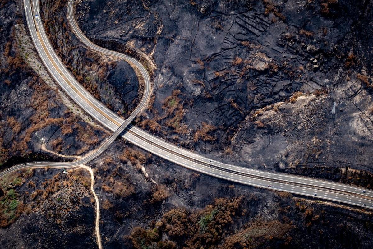 La autovía A-52 a su paso por Albarellos, en el concello de Monterrei. Zona afectada por el incendio de Oímbra
