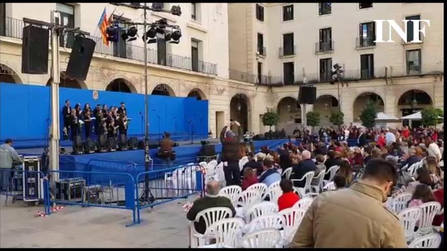 Enfado en el certamen de villancicos de Hogueras por ruidoso paso de una concentración motera