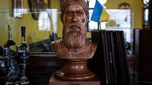 Busto de Rasputín junto a una bandera ucraniana