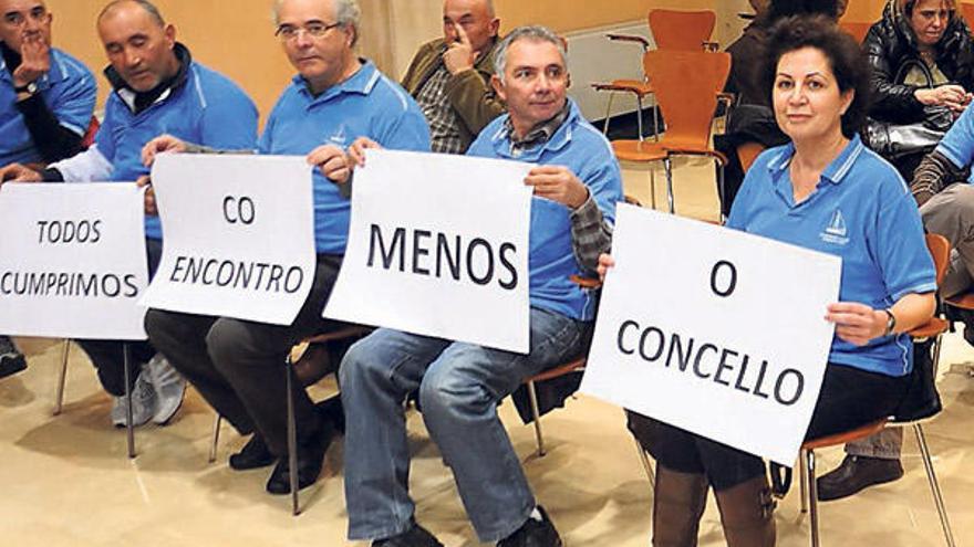 Integrantes de la Federación Galega pola Cultura Marítima e Fluvial en el pleno de ayer.  // Iñaki Abella