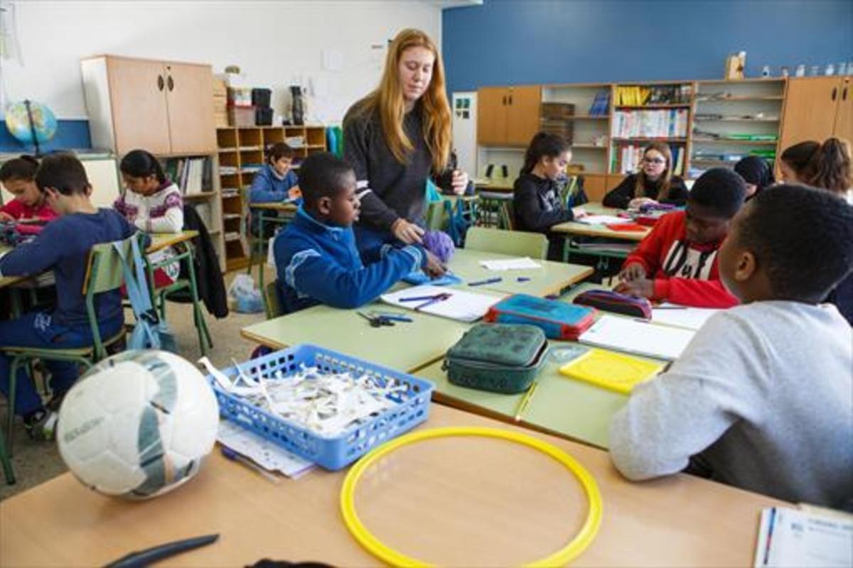 FORMACIÓN Paula Gorgot ayuda a un alumno de sexto de primaria del colegio Doctor Salarich, la semana pasada.