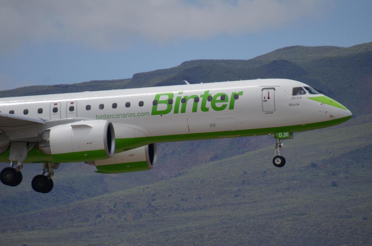 Murcia da nombre a uno de los Embraer de Binter