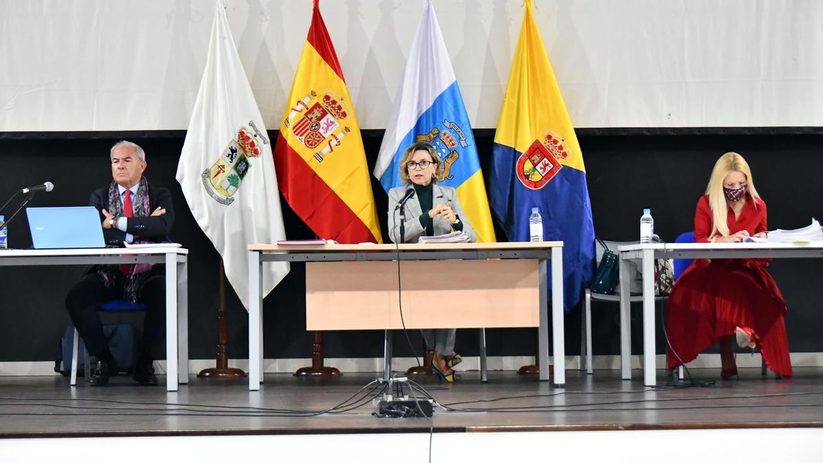 La alcaldesa, Conchi Narváez, en el centro, junto a la interventora y el secretario municipal.