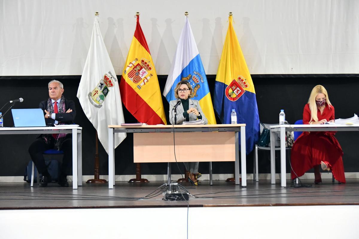 La alcaldesa, Conchi Narváez, en el centro, junto a la interventora y el secretario municipal.