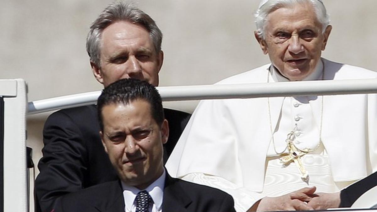 El mayordomo del Papa, Paolo Gabriele (abajo a la izquierda) junto al Pontífice, en el Vaticano.