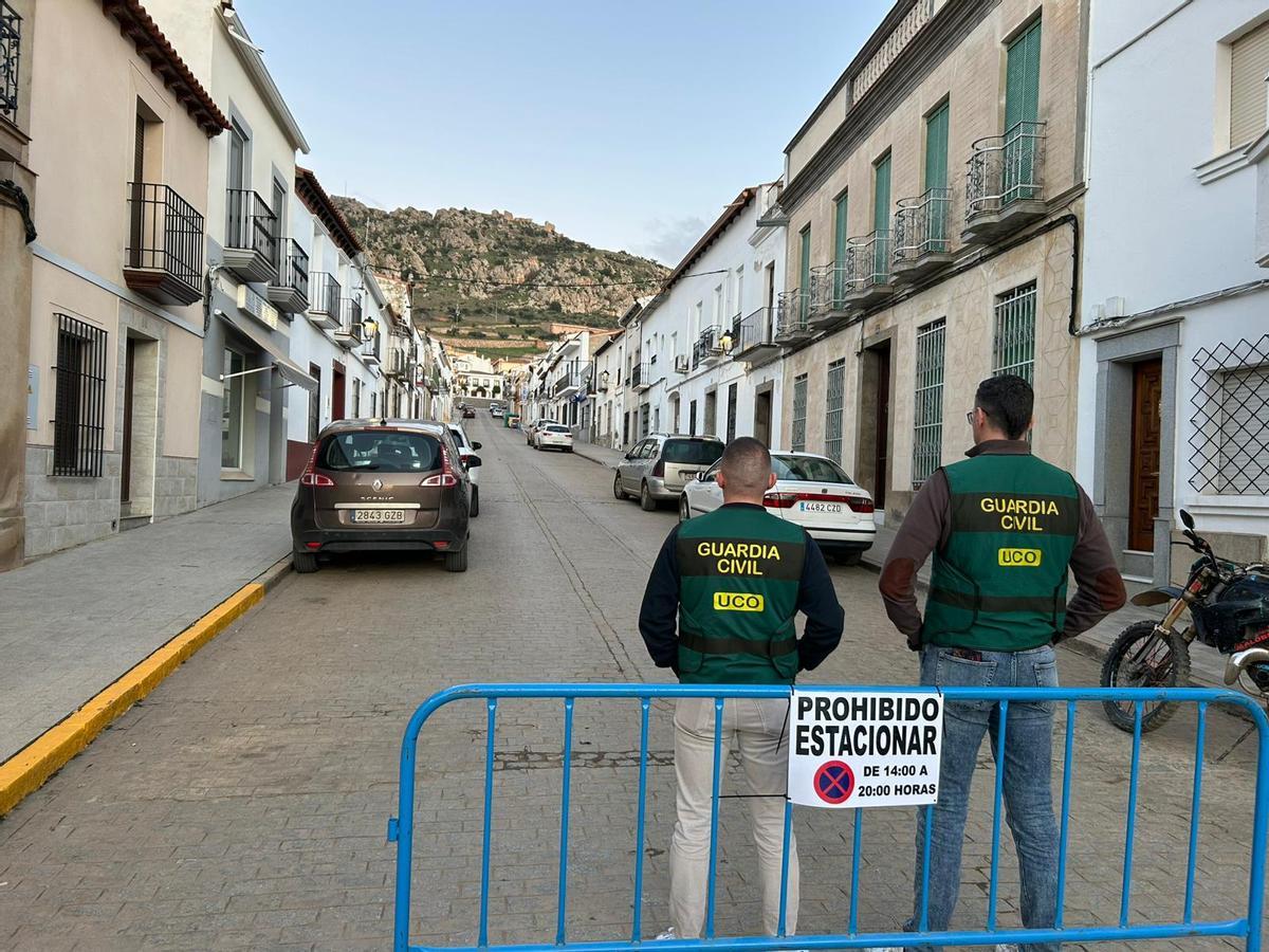 Dos agentes de la UCO de la Guardia Civil en la calle Hernán Cortés de Hornachos (Badajoz) donde fue vista por última vez Francisca Cadenas.