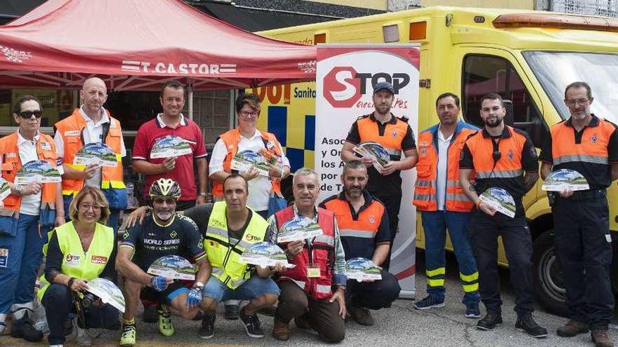 Miembros de Stop Accidentes y otros colectivos, ayer, durante la campaña en O PIno. // Brais Lorenzo