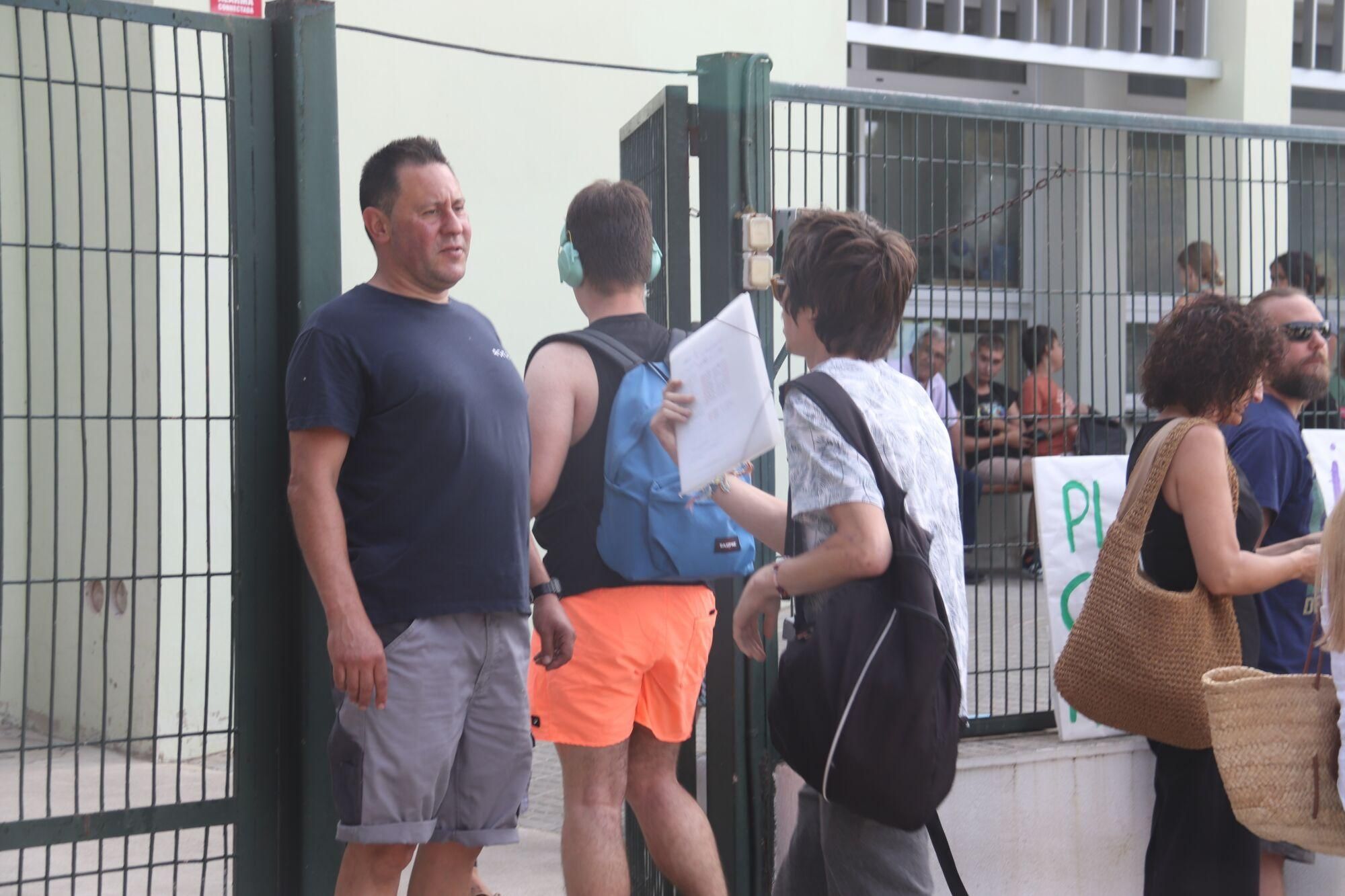 Un alumne de l&#039;escola d&#039;educació especial Els Àngels de Palamós entra al centre en l&#039;últim dia de curs