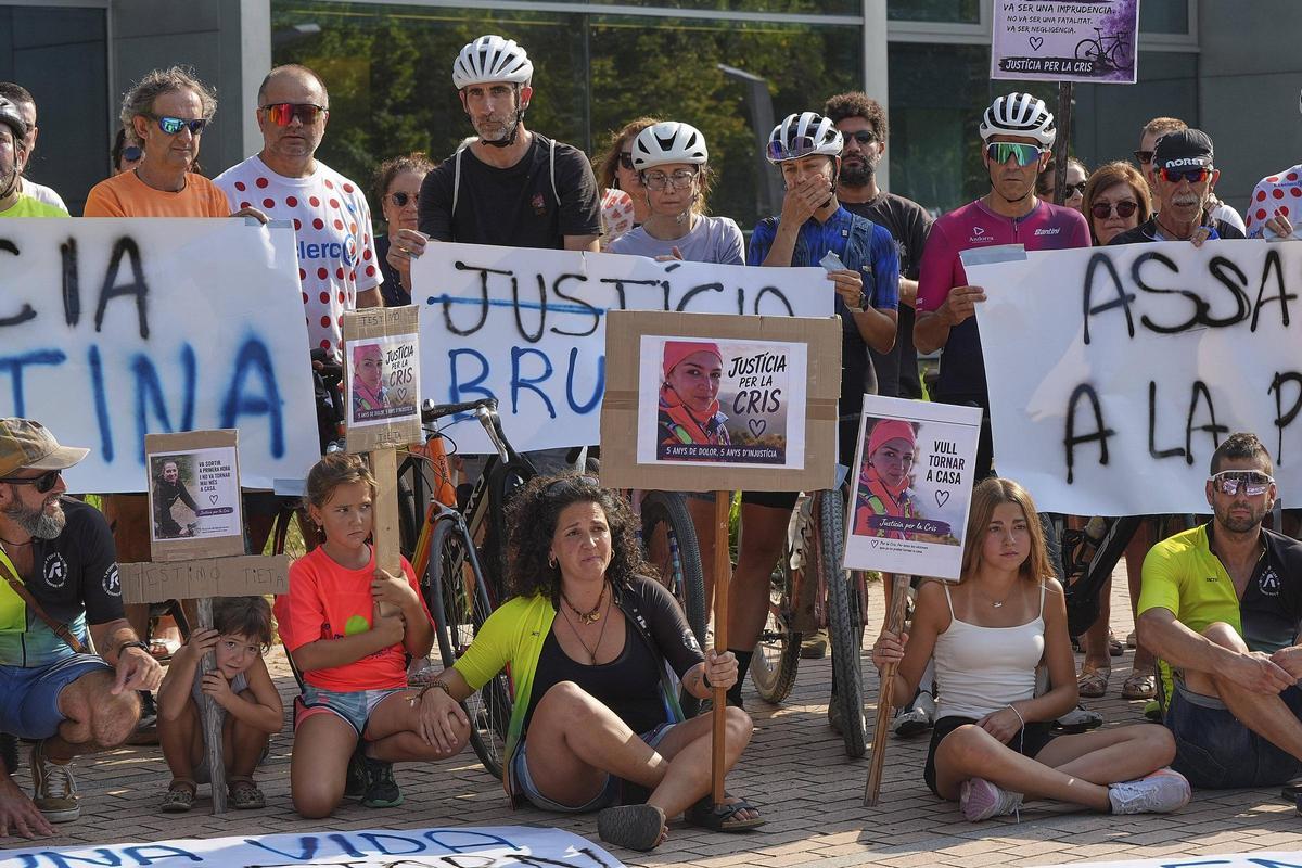 Les imatges de la concentració de rebuig a la condemna pel conductor que va matar una ciclista als Àngels