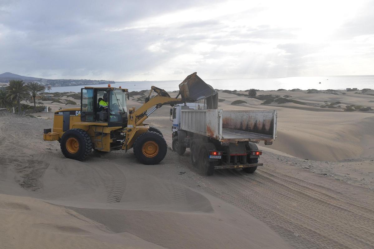 Imagen de arena del primer traslado de arena desde el paseo Costa Canaria hasta la orilla de Playa del Inglés el pasado 22 de marzo.