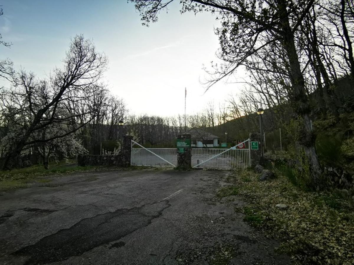 Entrada al campin El Folgoso, en Vigo de Sanabria, cerrado desde 2022.