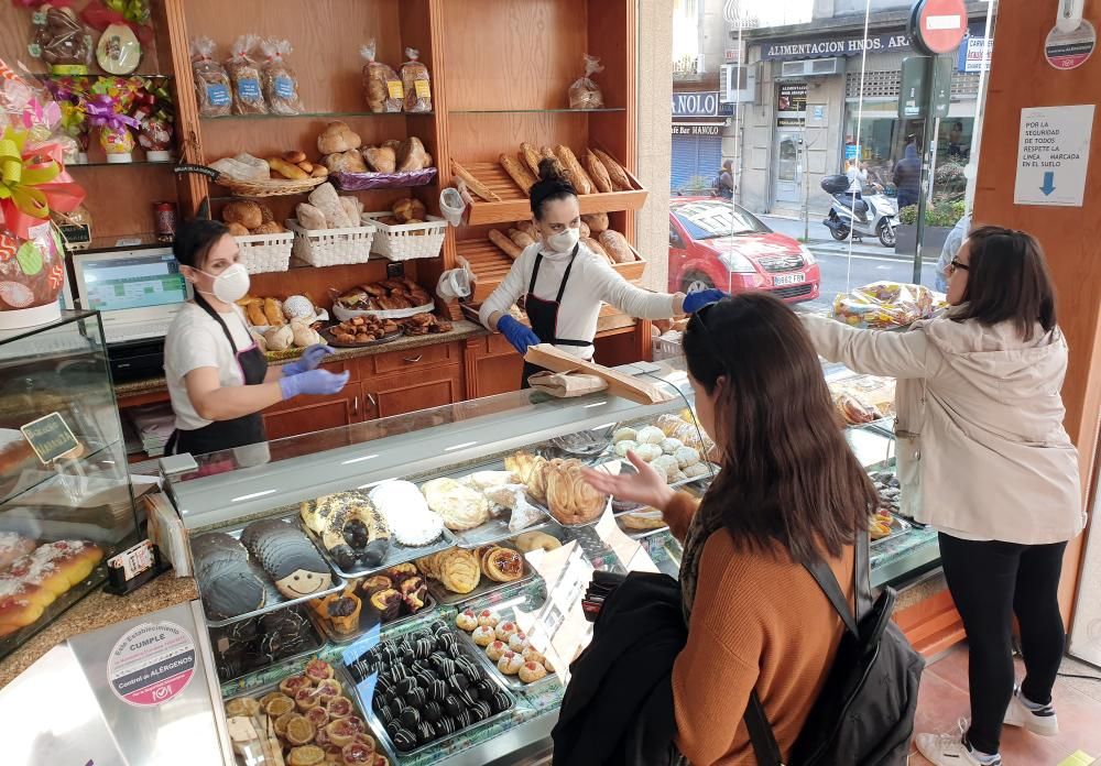 Roscones, huevos de chocolate y mascarillas en la pastelería Niza. // Marta G. Brea