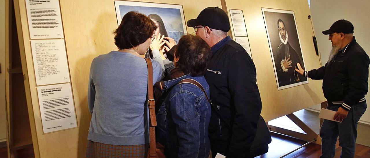 Imagen de una exposición adaptada a personas invidentes.