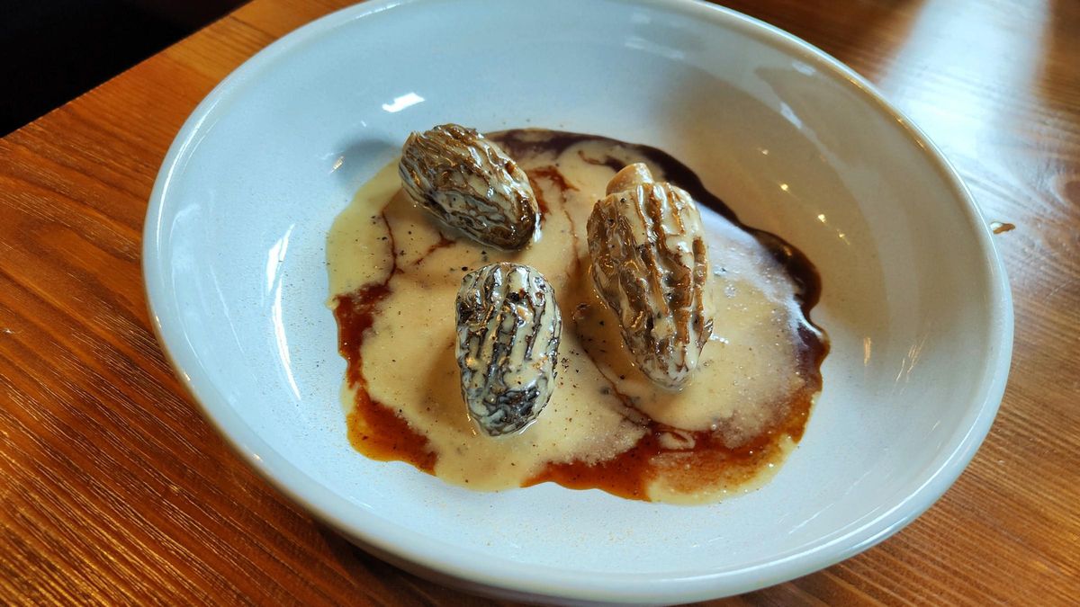 Las colmenillas rellenas de pato/trufa y con una 'demi-glace' de Fandango Baqueira.