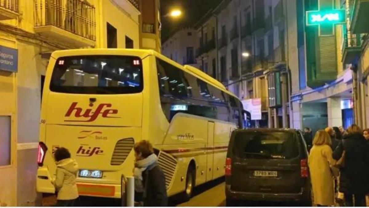 Imagen del autocar del Poblense atascado en Barbastro.