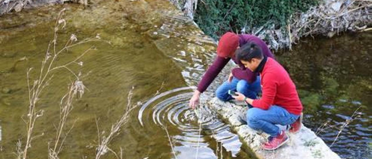 Dos visitantes aprecian las mejoras en el Estany de Buidaoli.