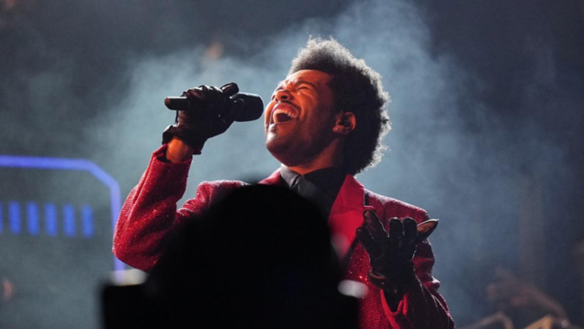 The Weeknd brilla en la Super Bowl con un traje de alta costura hecho con miles de cristales de rubíes