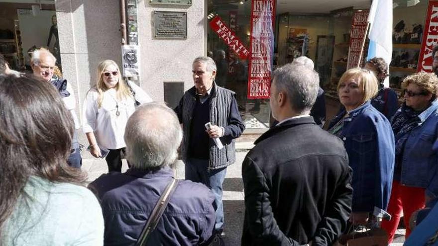 El homenajeado Miguel Barros fue el guía en el recorrido galleguista. // C.G.