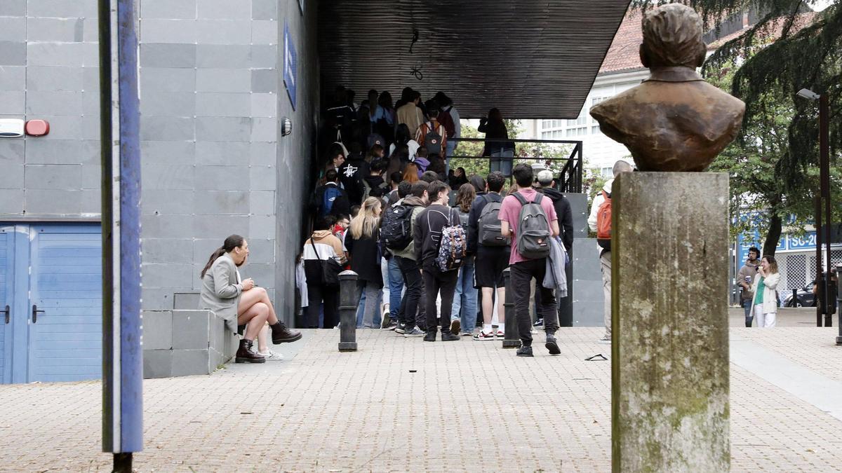 Estudiantes de la USC hacen cola para entrar a la biblioteca Concepción Arenal ubicada en el Campus Sur